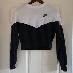 Nike Sportswear Cropped Heritage Crew